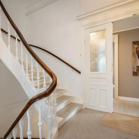 6-rooms In Center W Balcony 아파트 베르겐
