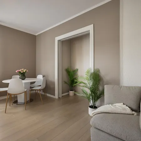 6-rooms In Center W Balcony 아파트